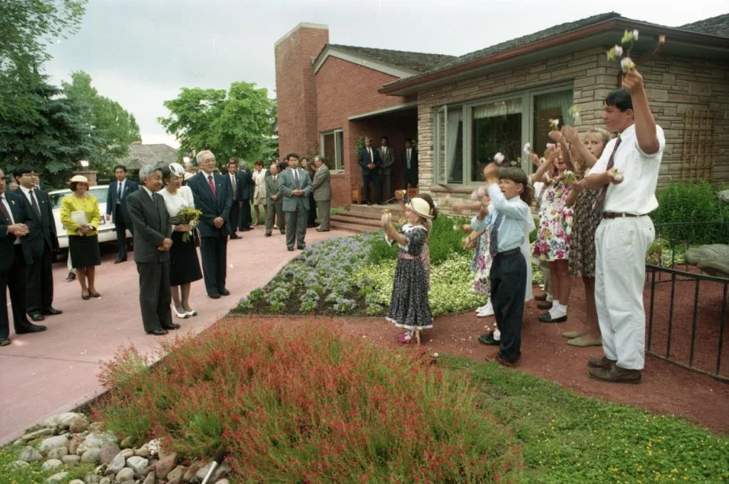 Children greet Emperor Akihito and Empress Michiko.